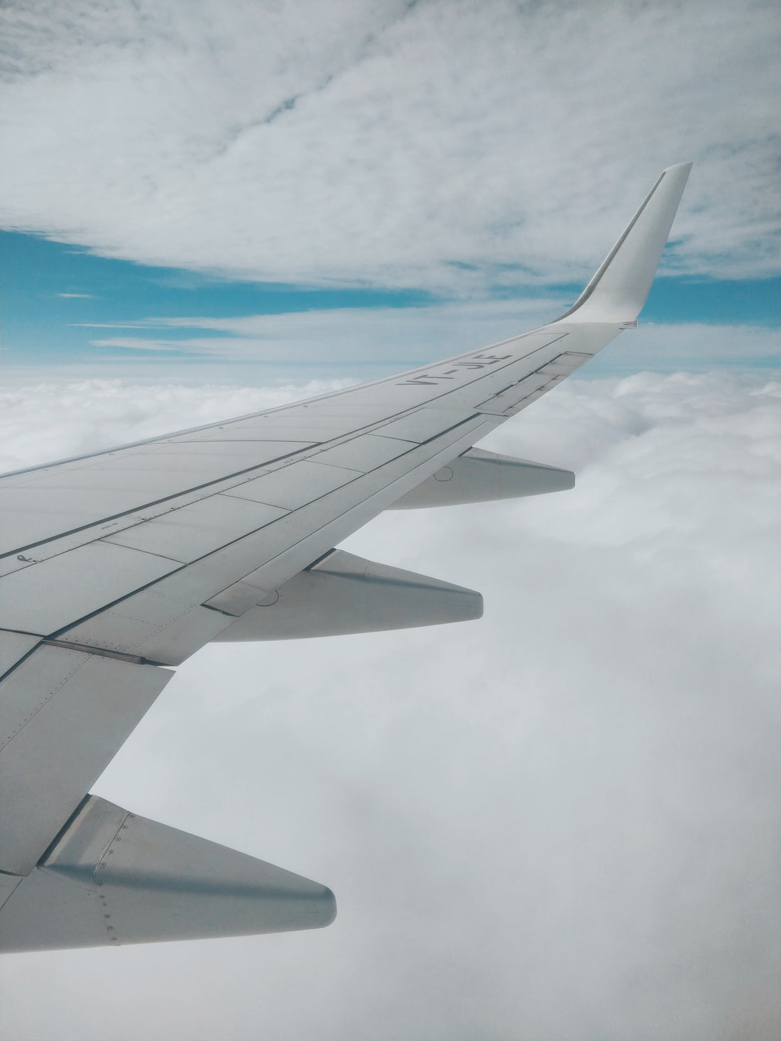 Scented Air Travel: Navigating Long Flights with In-Flight Aromatherapy