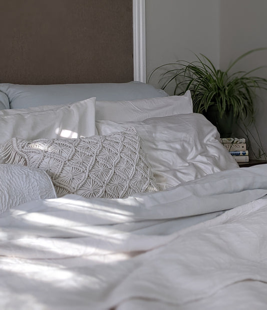 How to make your own linen spray for refreshing bedding on the go